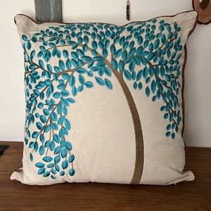 Accent pillow -teal tree